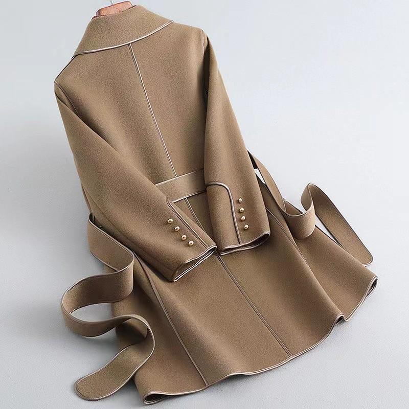 Tendința modei coreene 2024: Palton de lână mediu spre lung pentru femei, pentru toamnă și iarnă