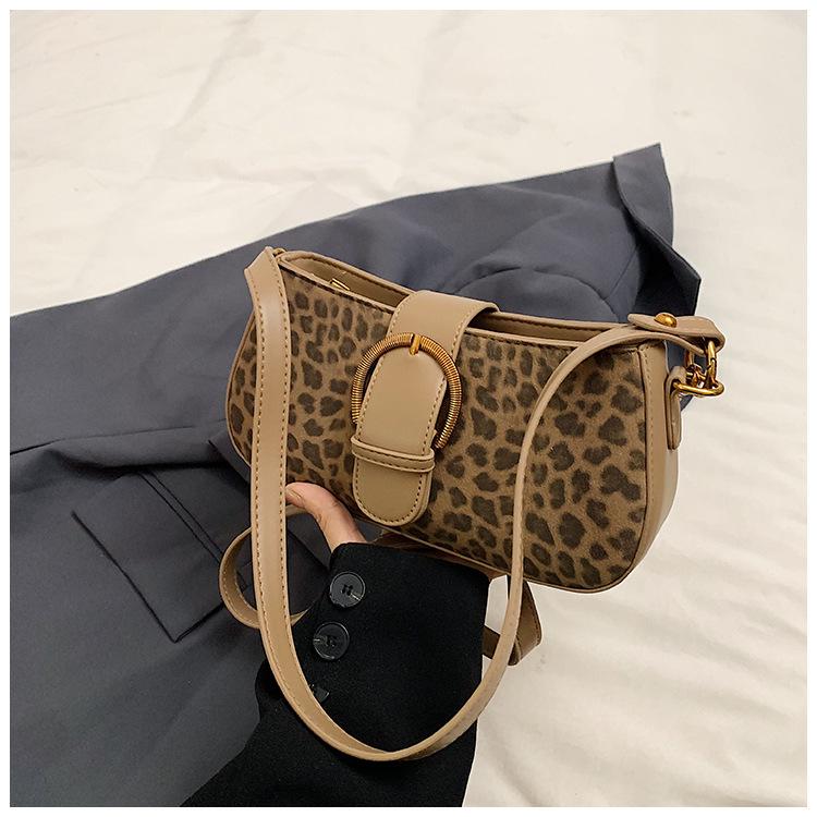 

Нишевая матовая сумка в иностранном стиле высокой стоимости женская с леопардовым принтом 2025 осень новая сумка на плечо подмышку сумка кроссбоди маленькая квадратная сумка