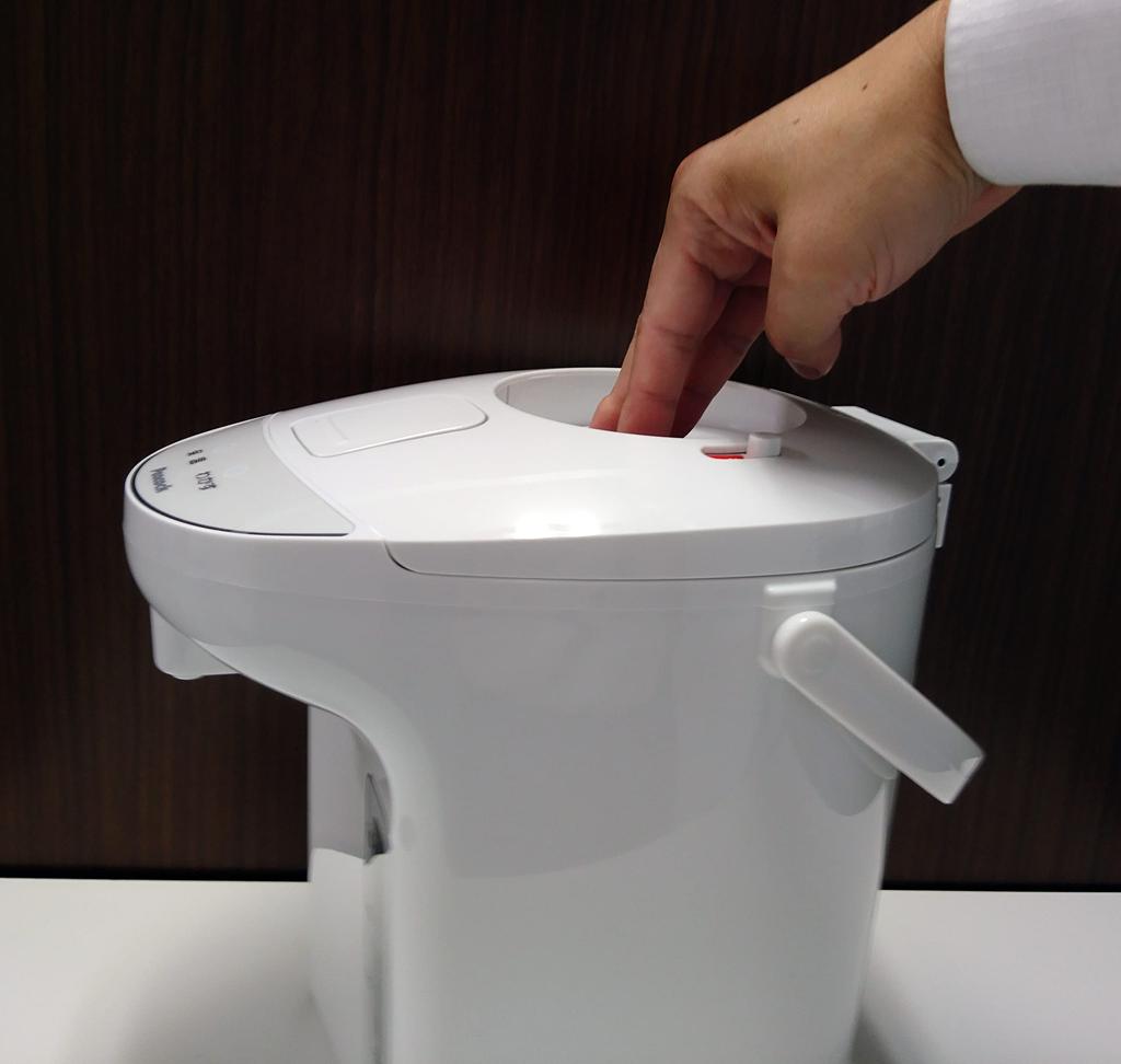 Peacock Electric Insulated Air Pot (Non-Boiling Type) (2.2L) White WVP-22W