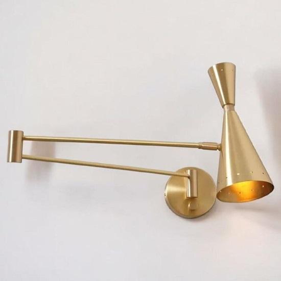 

Сучасний настінний світильник з регульованим кронштейном з необробленої латуні в стилі середини століття, приліжкова лампа