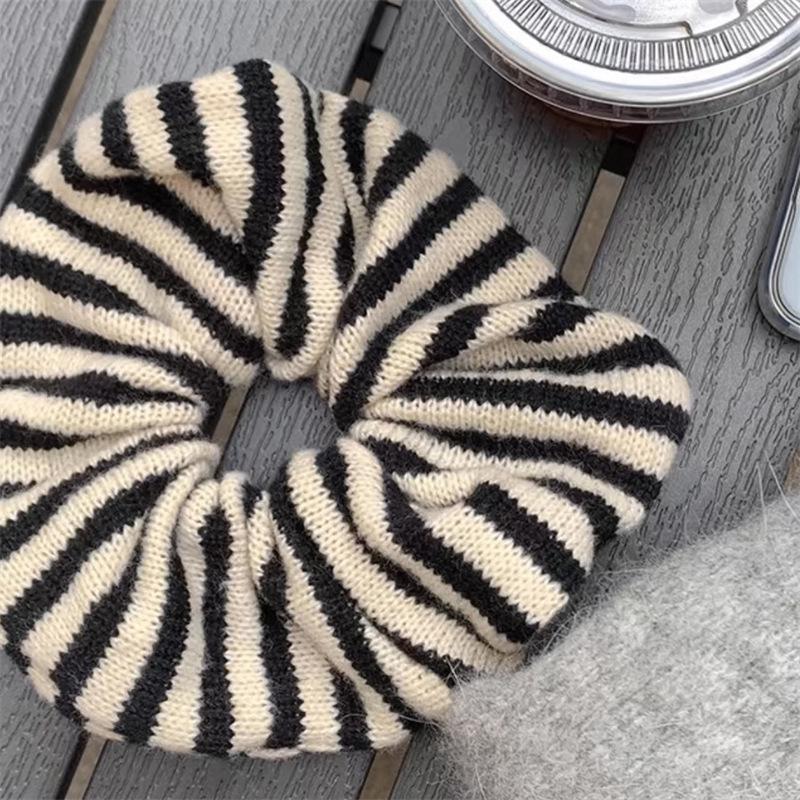 Дондэмун Черно-белая шерстяная вязаная полосатая резинка для волос - Коллекция Осень/Зима белый/чёрный