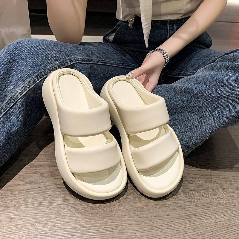 Cool slippers women's summer wear 2025 new thick-soled heightening stepping on shit feeling beach fashion sandals bread one-word drag