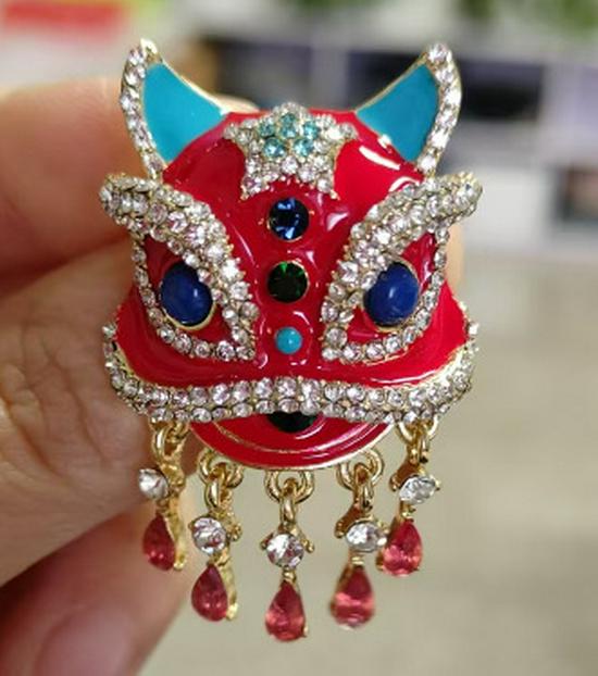 Hummingbird Crystal Rhinestone Brooch: Elegant Alloy Pin for Clothing Accessories