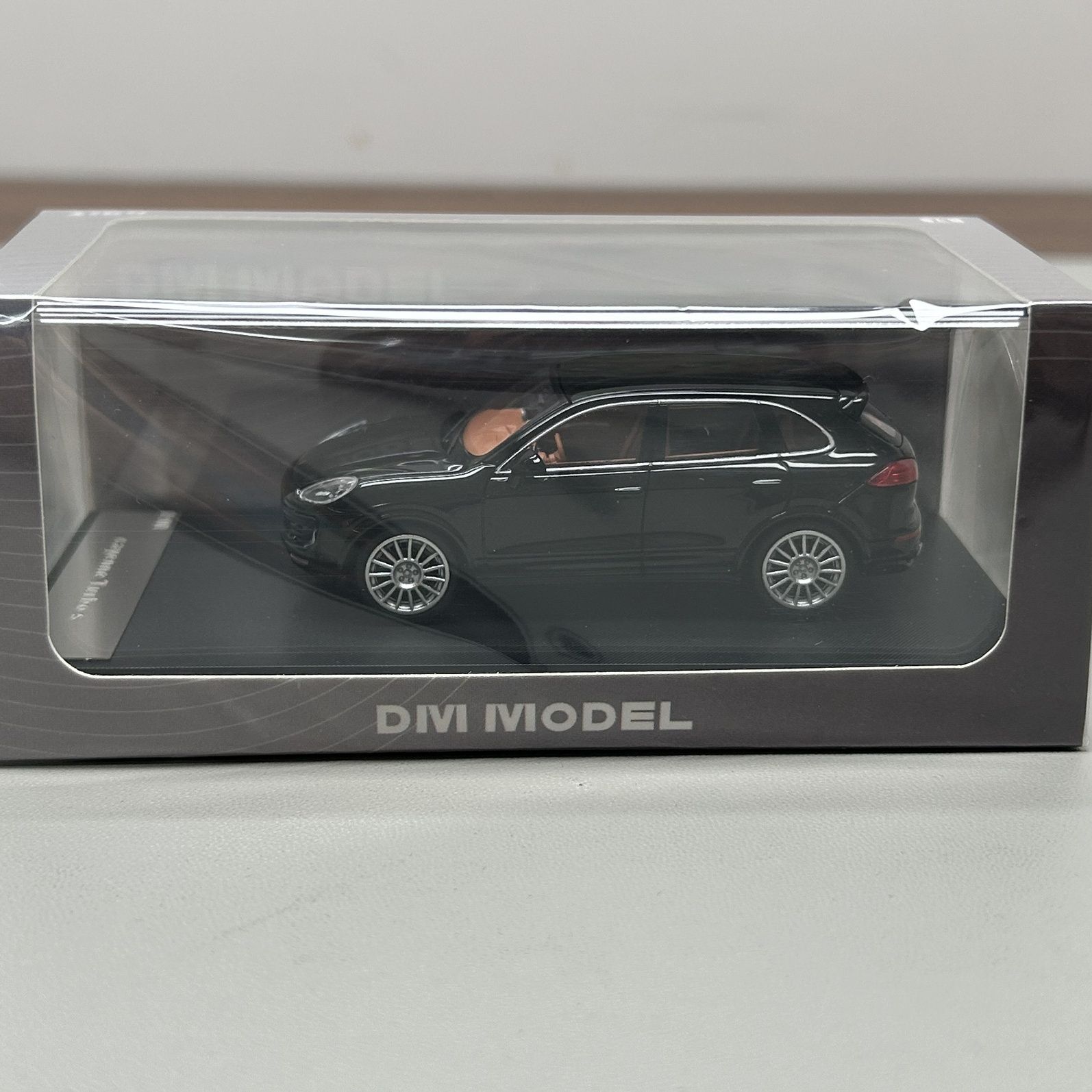 Spotlight Dm 1:64 Porsche Cayenne Turbo S 2014 Model Simulation Alloy Car Model Ornament чёрный