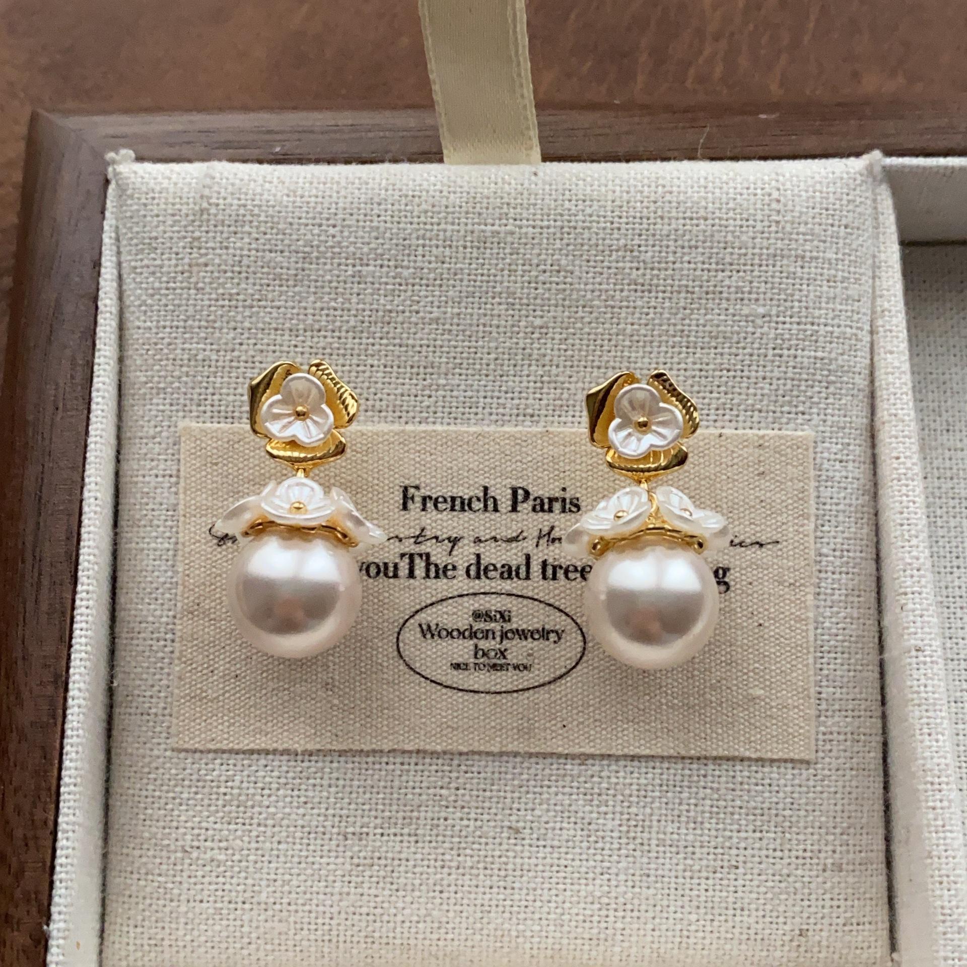 Gentle and elegant flower pearl stud earrings, natural flower cluster earrings, high-end elegant earrings.