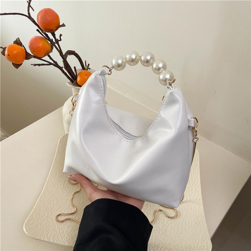 

Простой дизайн новый милый однотонный большая вместимость повседневная сумка-подушка через плечо на цепочке с жемчугом портативная маленькая квадратная сумка белый