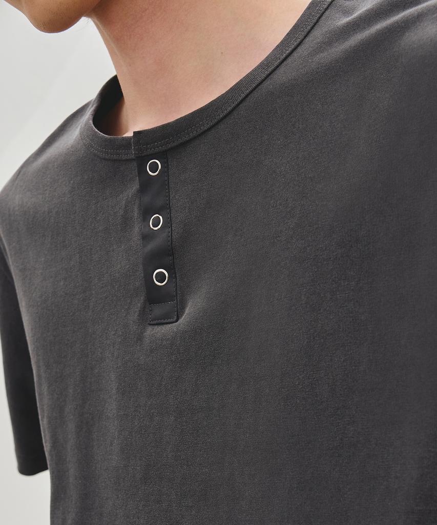ROTEMBER Pigment Ring Snap Henley Neck Half T-Shirt [Charcoal]