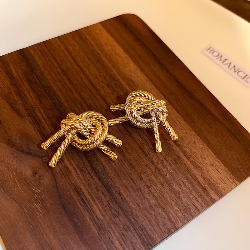 

Серьги-цветы, темпераментные, личностные, металлические серьги-пусеты, серьги модного дизайна для интернет-знаменитостей, женские