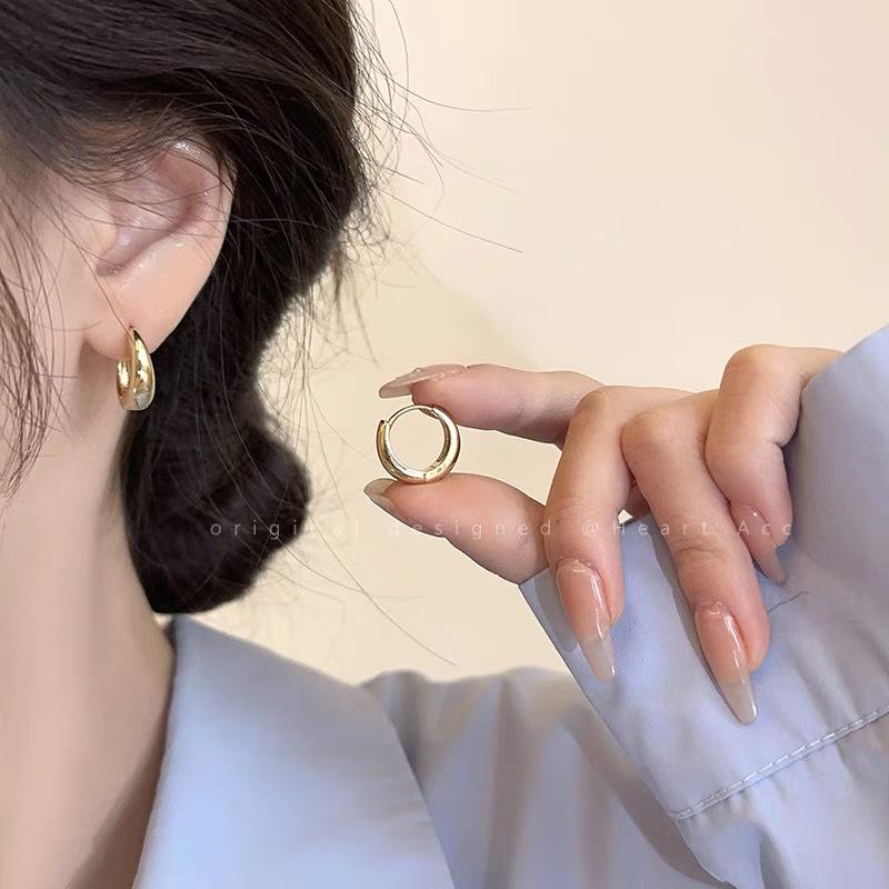 Cercei Minimaliști Retro Stil Rece: Clipsuri de urechi High-End, Unice, Versatile, cu Design de Nișă și Temperament Atemporal.