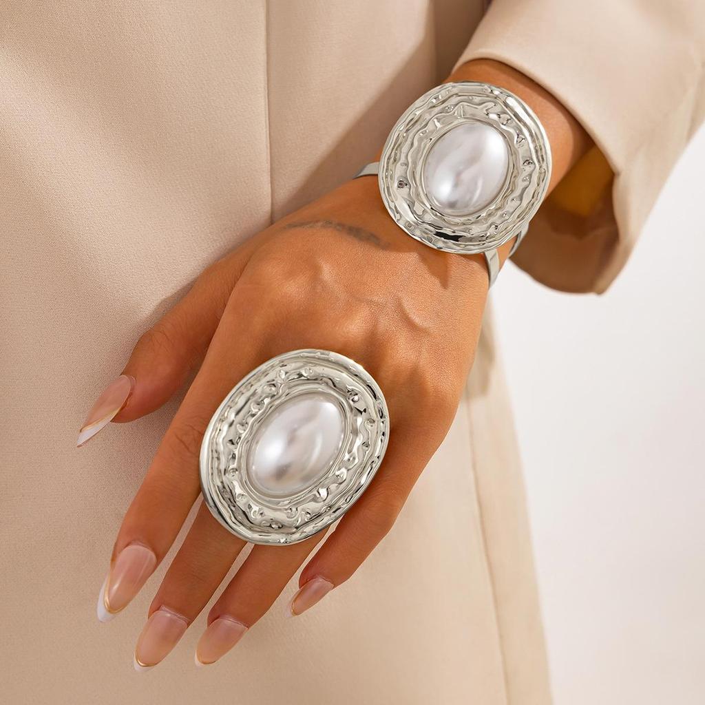 Luxurious European & American Metallic Oval Bangle Set with Inlaid Pearls