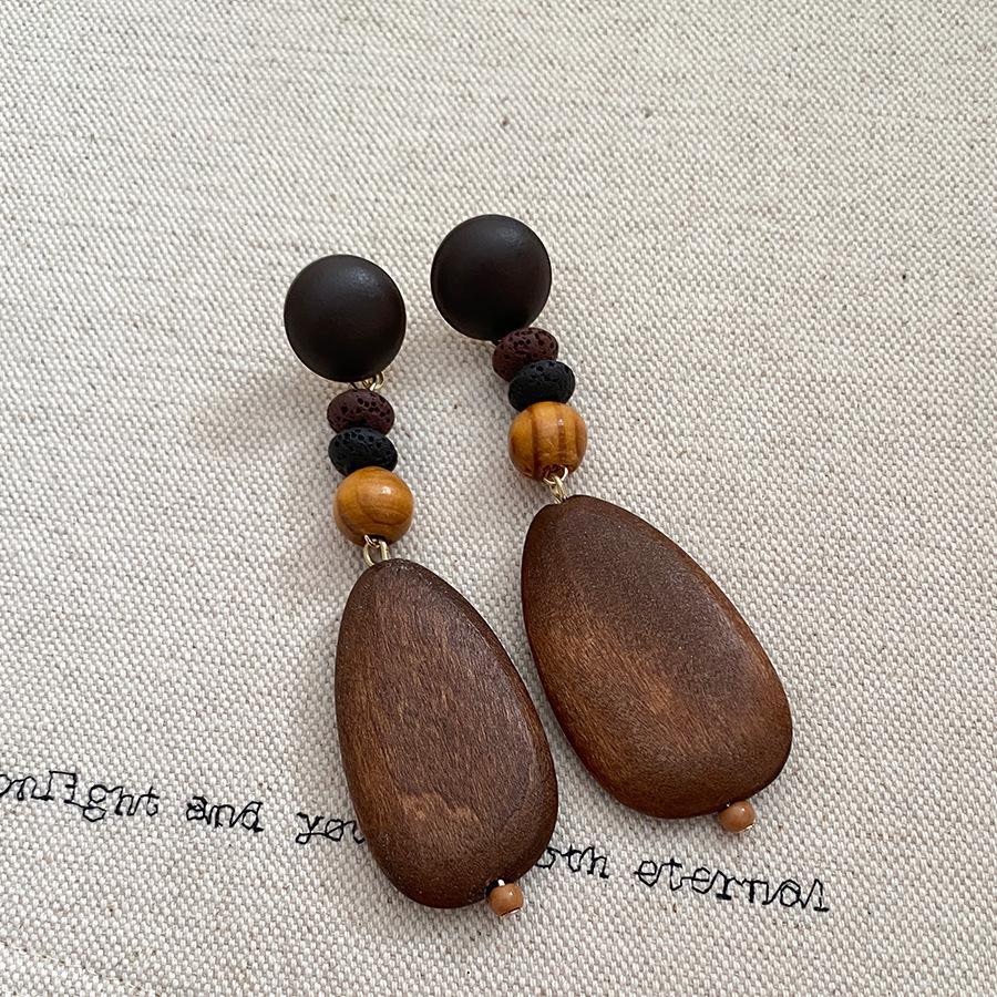 Silver Needle Retro Oval Wooden Stud Earrings: Elegant Ethnic Style with a Luxurious Feel for Women