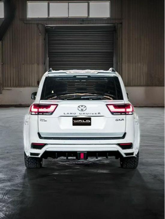 Compatible Body Kit for 2022-2024 Land Cruiser LC300 with Wheel Arches & Grille.
