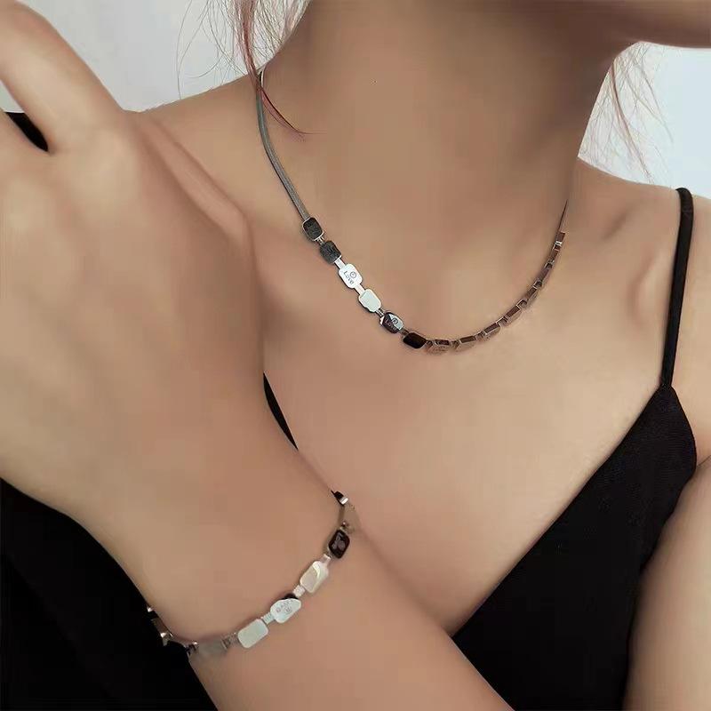 Náhrdelník Love Square Hadí kost Retro design Špičkové šperky Titanová ocel, Rovný kus