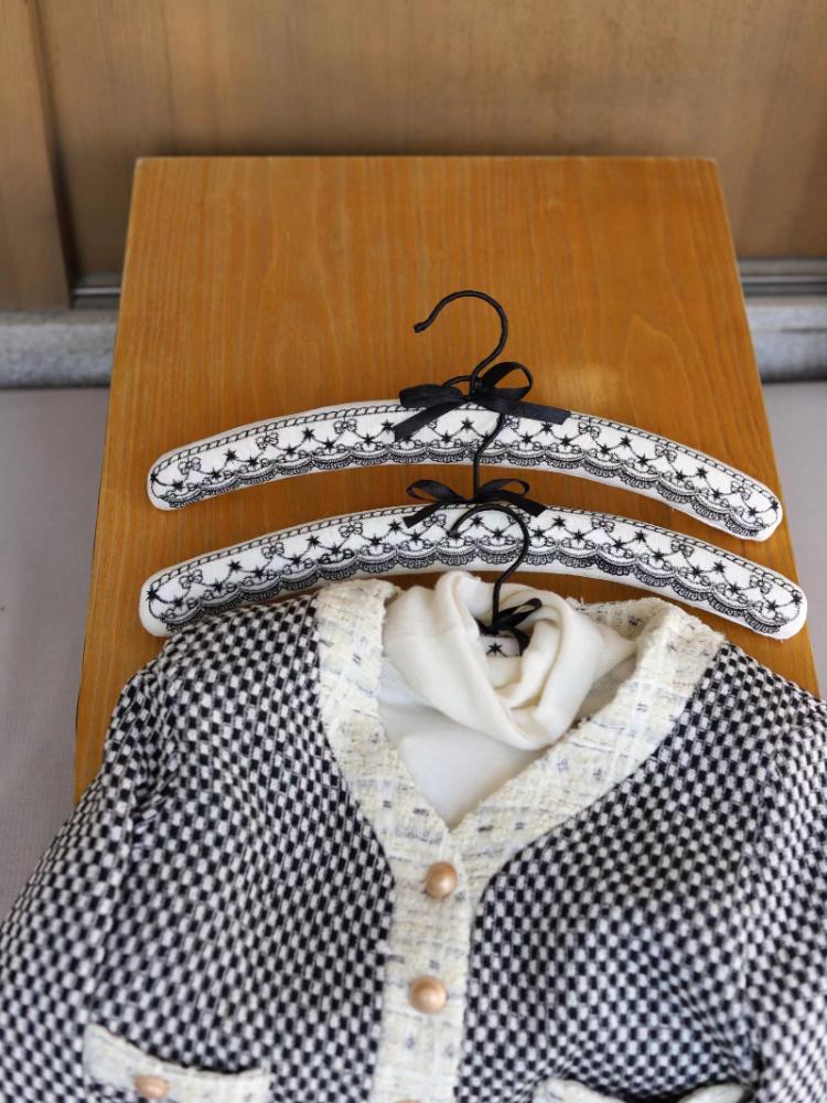 Вешалка для взрослых 41 см французская ретро черно-белая кружевная вышивка ажурный узор высококачественная губчатая льняная ткань бесшовная для домашнего хранения 3pcs 3398₽