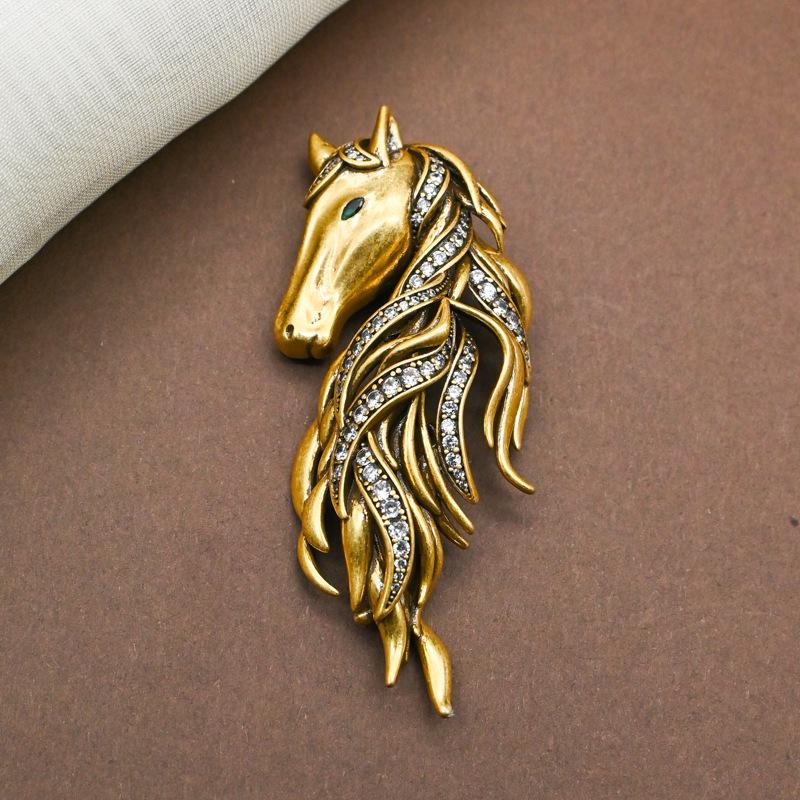 Vintage Heavy Industry Design Alloy Rhinestone Horse Head Brooch - Retro 3D Relief Jewelry.