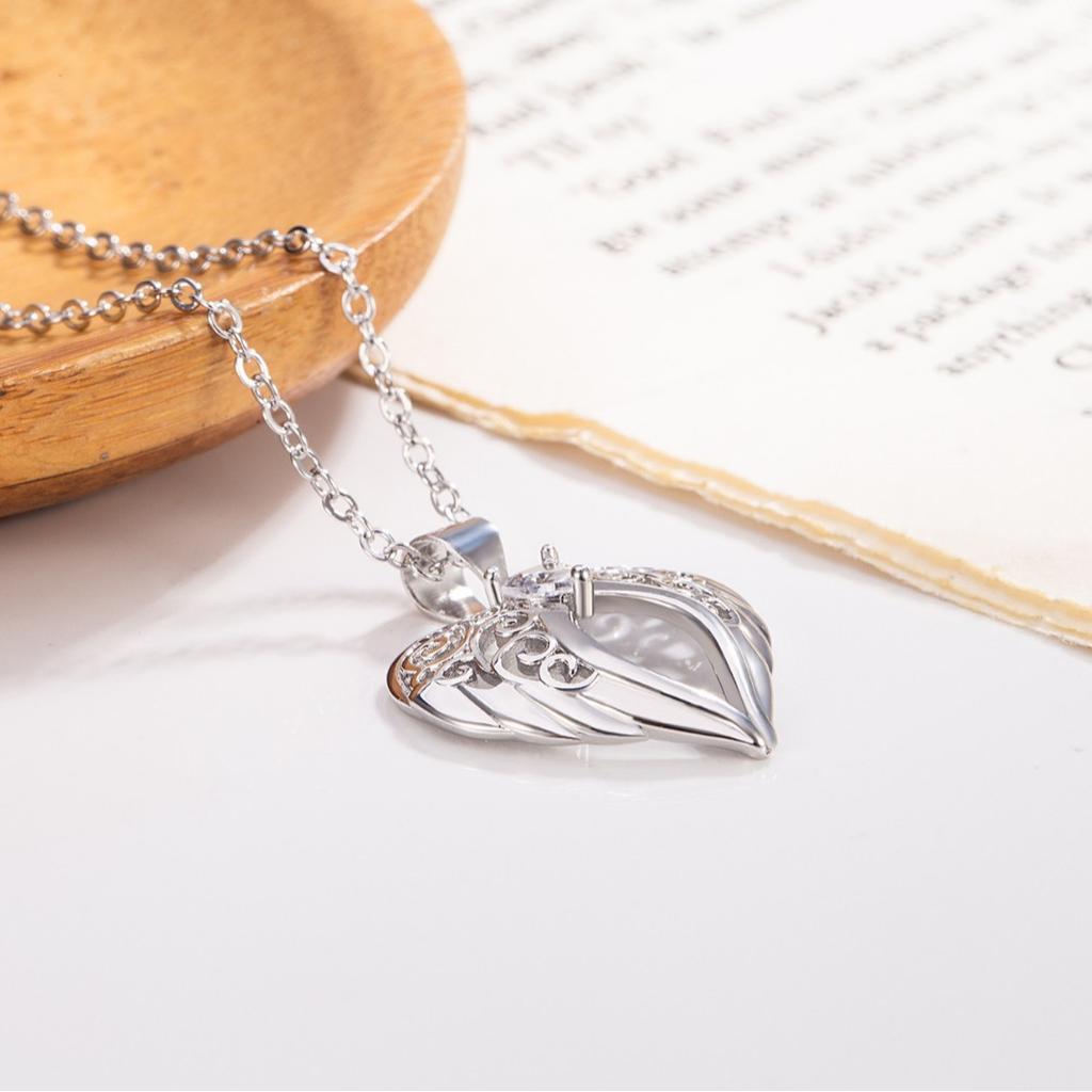 Stylish and Exquisite, Full of Diamond Angel Wings To Protect The Casual Versatile and Exquisite Necklace