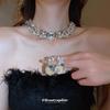 Set Orecchini a Bottone Quadrati con Strass e Collana: Design alla moda e retrò per donne