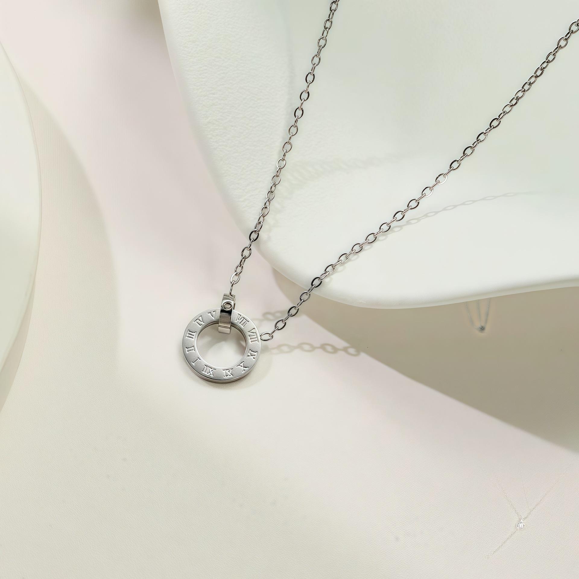 

Light Luxury Interlocking Rose Gold Double Ring Roman Numerals Stainless Steel Sweater Chain Collarbone Necklace Color Retention Gift