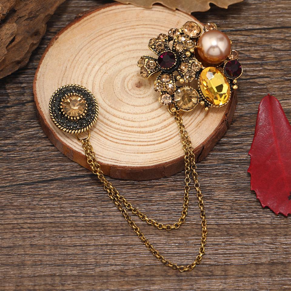 

Винтажная брошь с камелией и стразами: Мужской костюм, булавка для лацкана и аксессуар-цепочка для свитера