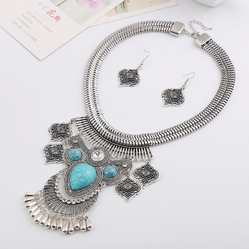 

Vintage Engraved Fringed Gemstone Necklace, Short Collarbone Necklace