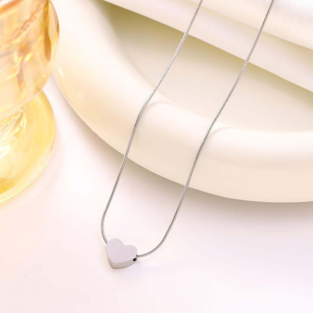 Elegant 18K Gold-Plated Titanium Steel Heart Pendant Necklace – Colorfast Women's Collarbone Jewelry