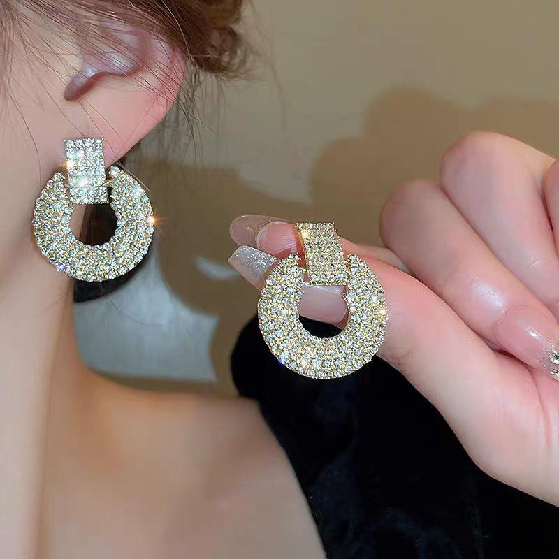 French elegance, high-end pearl super fairy stud earrings, personalized design, niche temperament, versatile and sweet earrings.