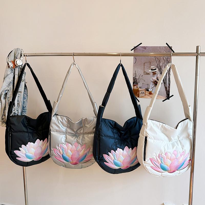 Geräumige gesteppte Hobo-Tasche mit farbenfroher Lotus-Stickerei Modische Umhängetasche für Damen Große Kapazität Tote für Reisen Tägliche Nutzung Weich gepolstert