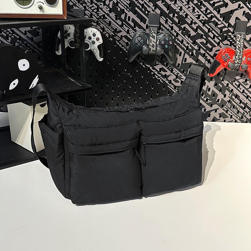 

U family has the same casual satchel, shoulder bag, anti-splashing backpack, male and female students, messenger bag, light commuter messenger bag.