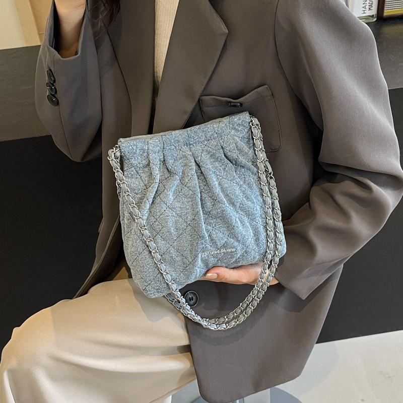 

Популярная в этом году женская сумка 2025, новая модная персонализированная джинсовая сумка на цепочке, универсальная сумка-мешок через плечо/подмышку 19*9*20 светло-синий