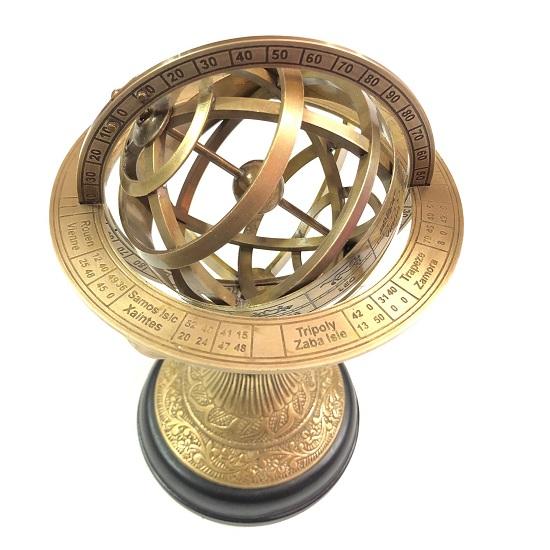Námořní mosazný rytý koule Armillary na černém dřevěném podstavci na dekoraci domácí kanceláře