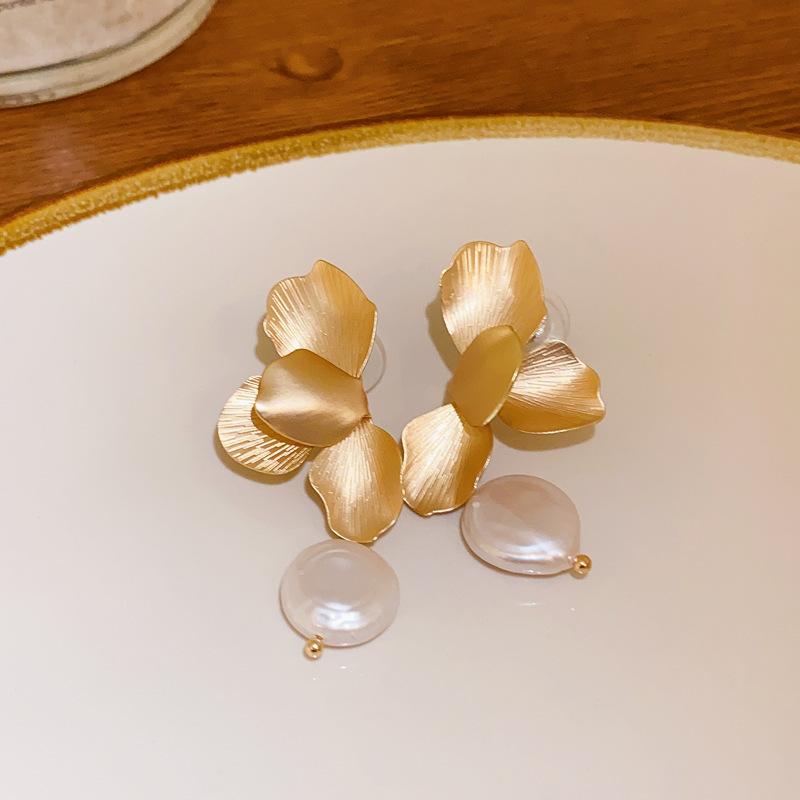 Elegant Natural Freshwater Pearls Earrings For Women Vintage Golden Petals Flower Drop Earring Jewelry For Party Wedding