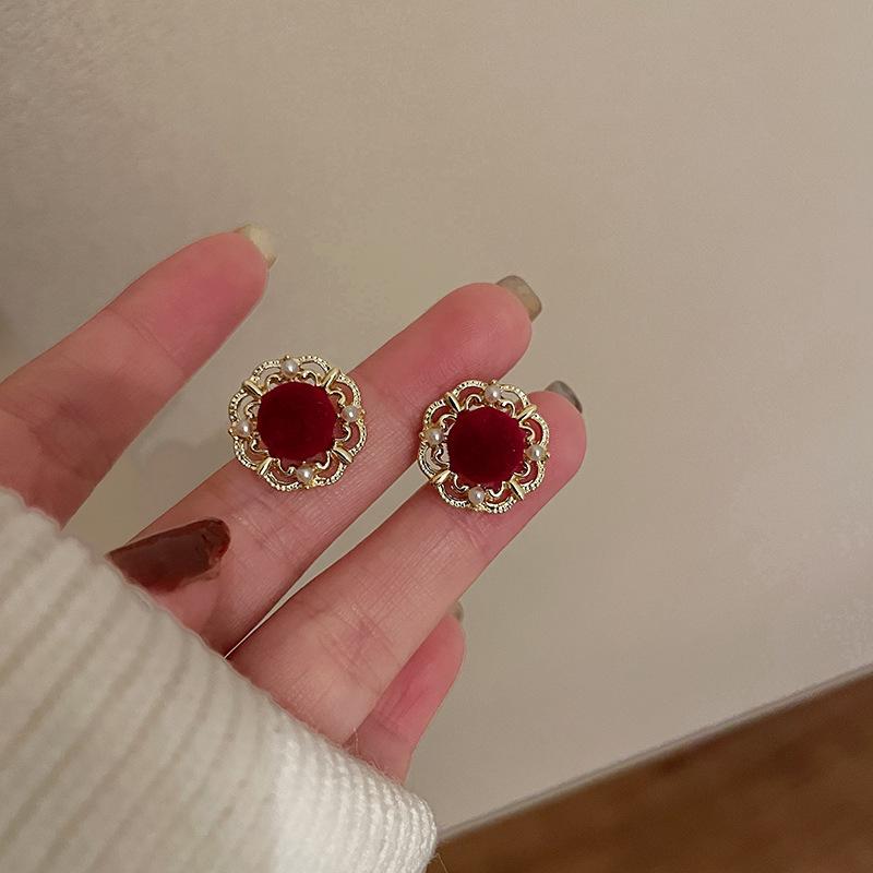 

Vintage Red Velvet Pearl Flower Stud Earrings for Women Girls French Palace Style Small Earrings Banquet Jewelry Accesssories