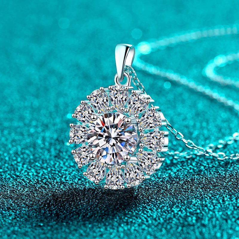 

Morning Light Sunflower Moissanite Necklace - S925 Sterling Silver Pendant for Women, Japanese Korean Style, Everyday Wear Collarbone Chain. 8MM Zircon