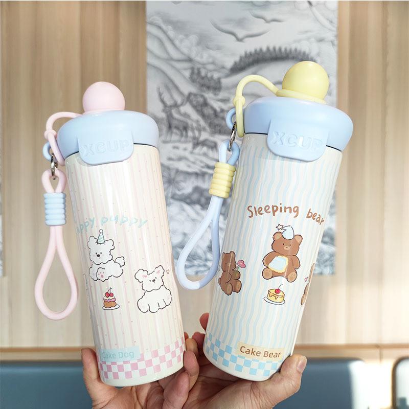 Moderne minimalistische isolierte Edelstahl-Wasserflasche mit Strohhalm für Zuhause, Büro, Reisen