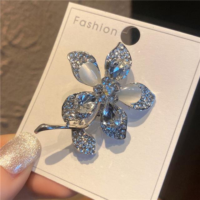 

Брошь Высококачественные женские аксессуары Фиксированная одежда Милая пряжка Роскошный кардиган булавка темперамент свитер костюм