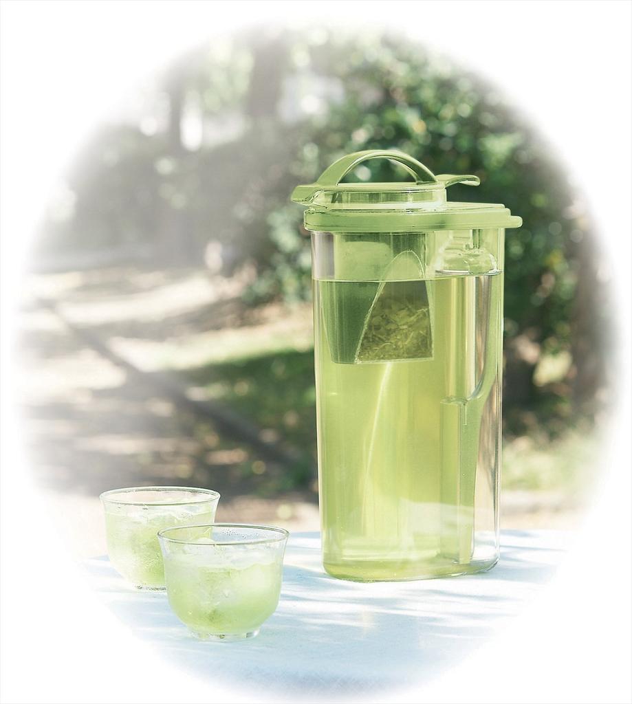 Iwasaki Industries Iwasaki Cold Water Pitcher Fellowes Handle Pitcher with Tea Strainer Next Vertical/Horizontal 2.2L K-1297MC