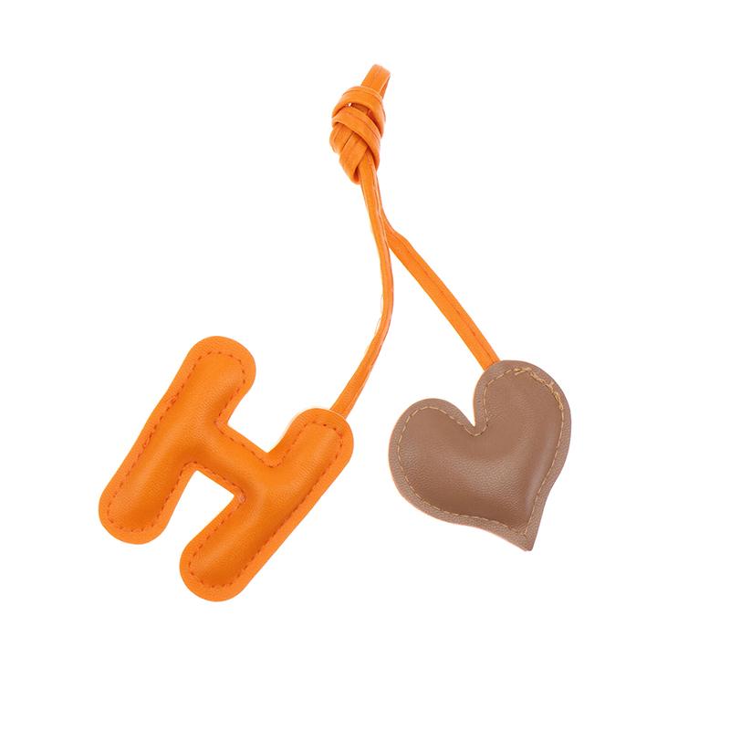 Leather Keychain Heart Letter Charm Pendant Keyring Fashion Simple All-Matching Bag Decoration Jewelry Accessories