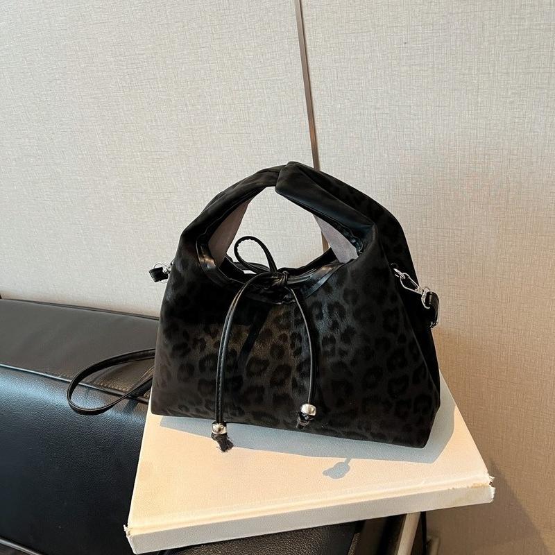 

Casual Pillow Bag, Fashionable Large-capacity Single-shoulder Crossbody Bag, High-end Feel without pendant чорний