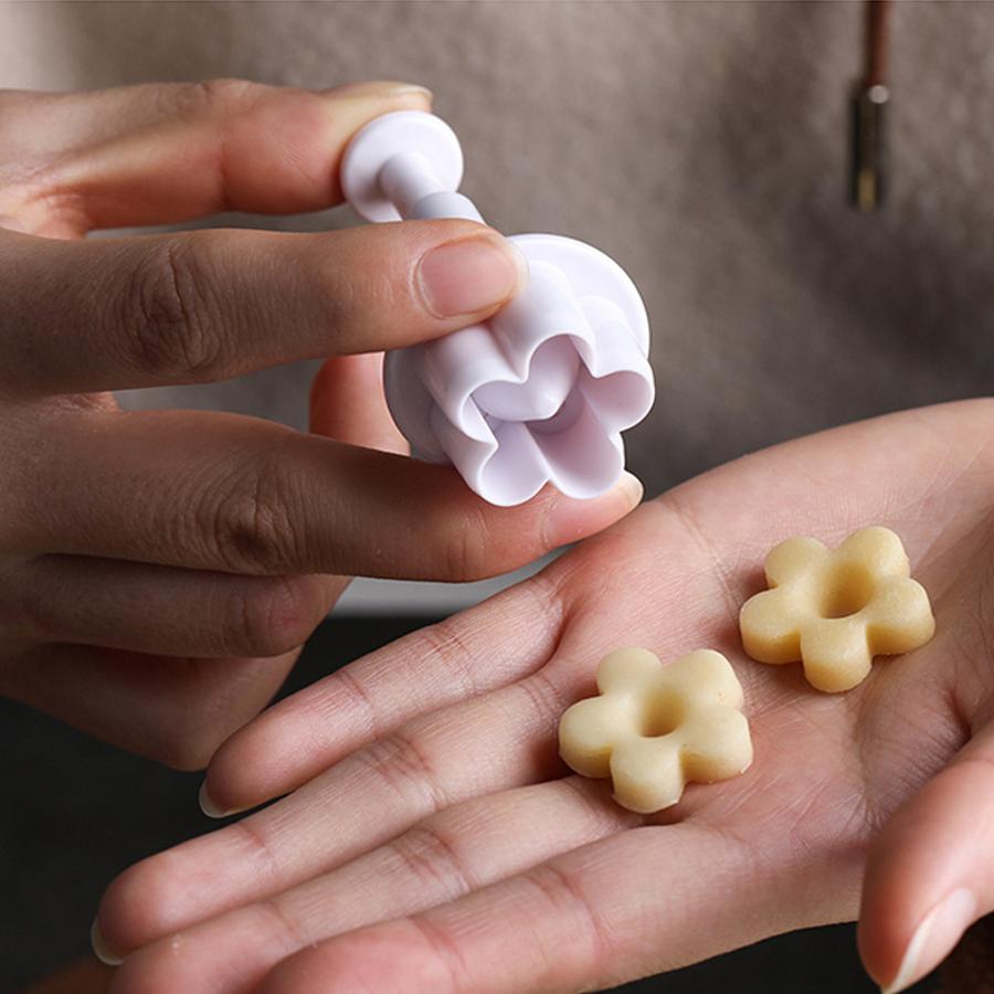 4 Pcs Plum Flower Plunger Fondant Cutters Set DIY Christmas Cake Decorating Molds Baking Pastry Tools