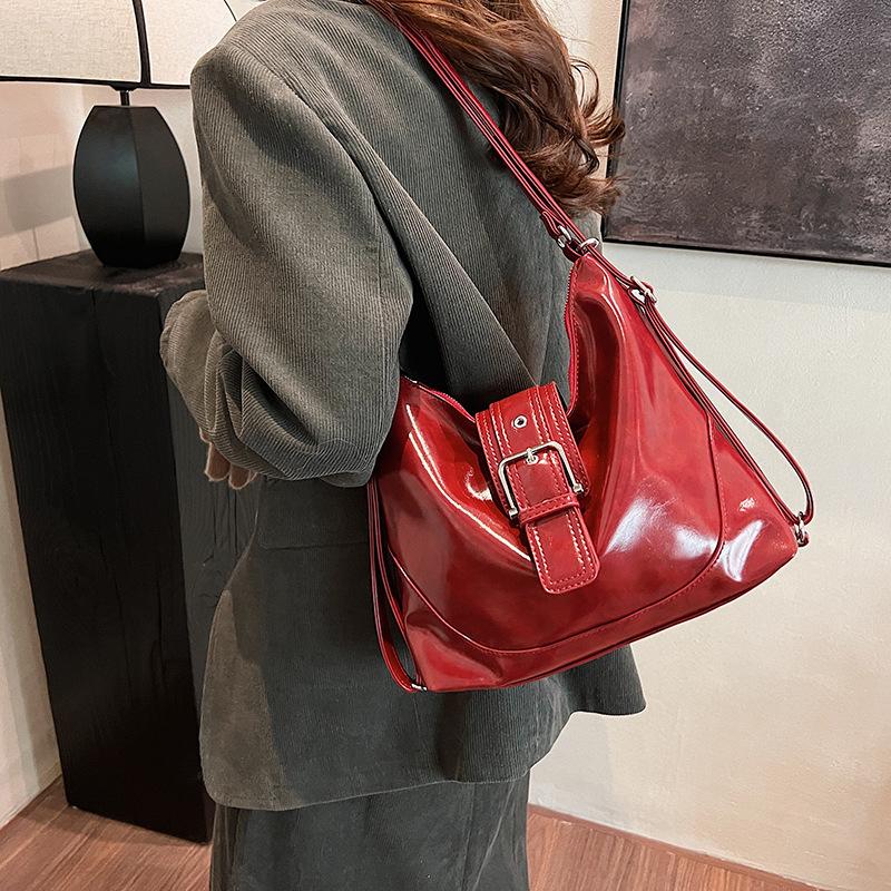 

Нишевый дизайн, сумка под мышкой, женская, большой вместимости, новая коллекция осень-зима 2025, повседневная, ретро, плиссированная плечевая сумка 28*9*25 красный