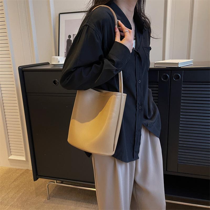 Sacs à bandoulière simples pour femmes de style coréen à la mode Été Nouveau Couleur unie simple Populaire Sac seau féminin