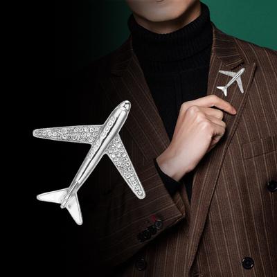 Die neue modische Flugzeugbrosche ist vielseitig, hochwertig und anspruchsvoll. Sie ist ein dekoratives Accessoire für Herren, eine Anzugbrosche und eine Brosche für trendbewusste Männer.