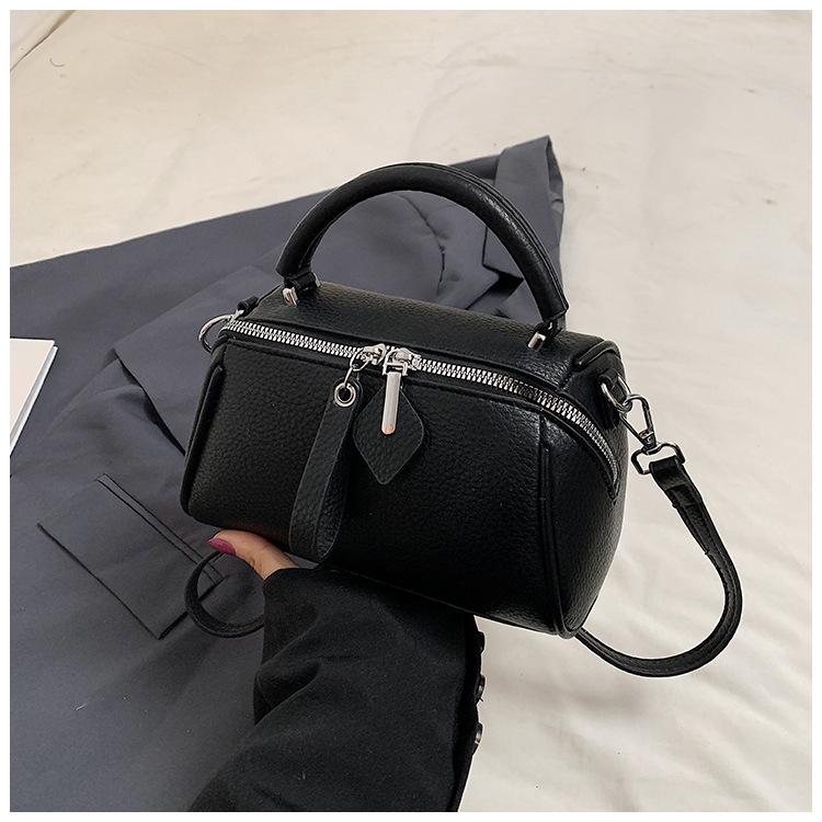 Niche Retro Foreign Style Small Bag Women's Bag 2025 New Versatile Hand Carry Small Square Bag High-end Shoulder Messenger Bag