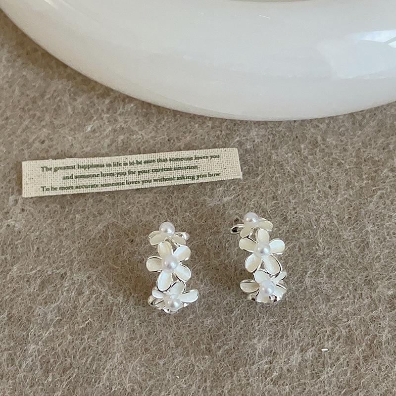 Forest-Inspired White Drip Oil Flower Stud Earrings, Geometric Pearl Design C-Shaped Hoop Earrings