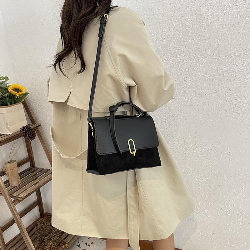 

В этом году популярны небольшие сумки для женщин осень-зима 2025 года в новом стиле Майяра, высококачественная женская сумка-мессенджер, портативная маленькая квадратная сумка. 22*9*15 чёрный