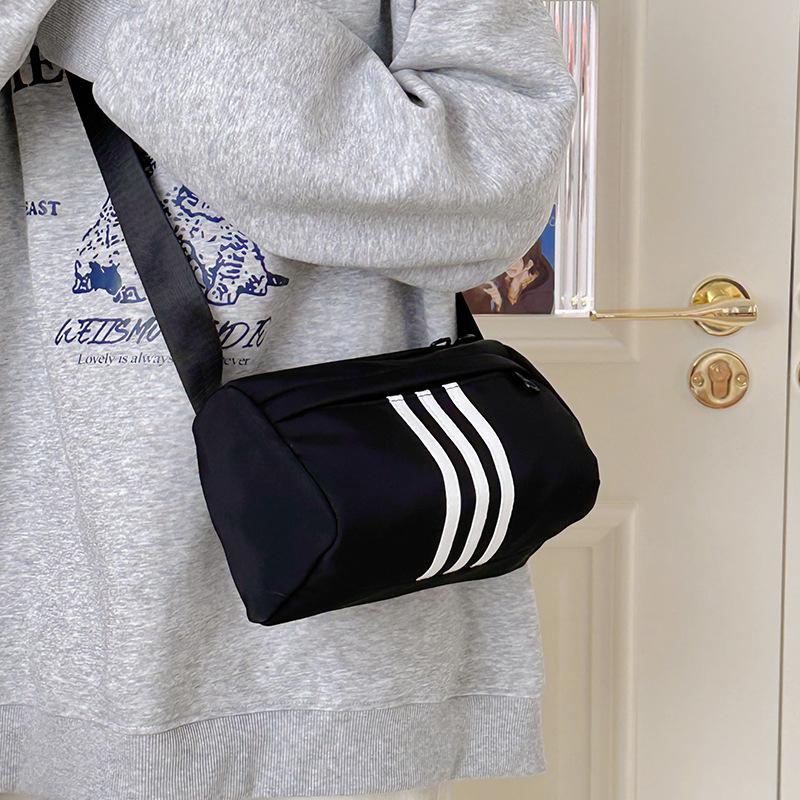 Modische Herren- und Damen-Schultertaschen Neutraler Stil Vielseitige Umhängetasche Lässiger Arbeitsstil Gestreifte Kleine Umhängetasche Runde Beuteltasche