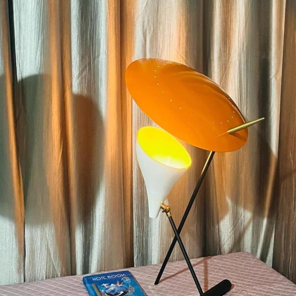 Vintage stolní lampa BANKER ve stylu ART DECO s kovovým stínidlem v koňakové barvě - noční lampa s luxusním designem, elegantní psací stůl