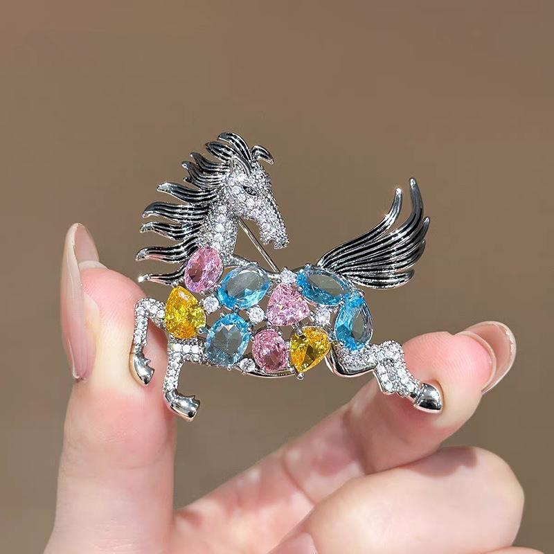 

Zodiac Horse Brooch Personalized Pony Lapel Pins For Women Men Suit Clothing Accessories Year Gifts срібний