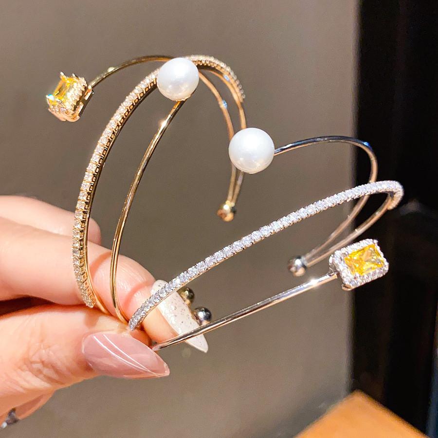 Geometrisches Zirkon-Quadrat-Perlen-Dreilagen-Offenes Armband mit elegantem Finish für modische Bürokleidung