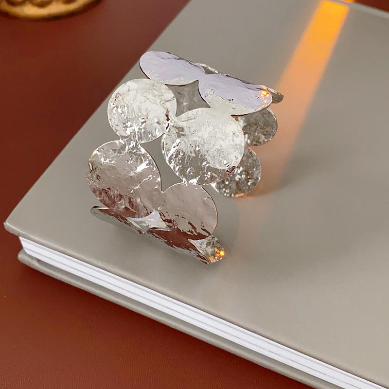 European & American Pleated Metal Bangle: Elegant Cold-Style Bracelet with High-End Luxury Design
